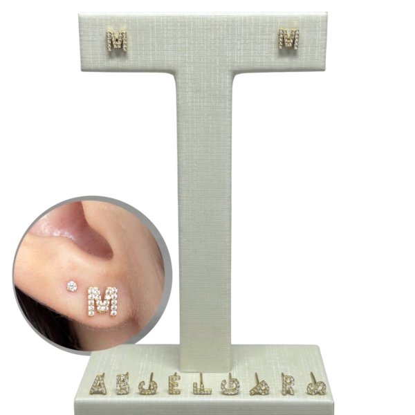 Brinco Letra D com Pedras