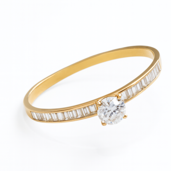 Anel Solitário com Pedras Laterais