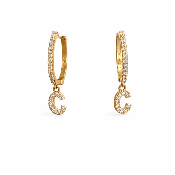 Argola Oval com Letra C e Pedras